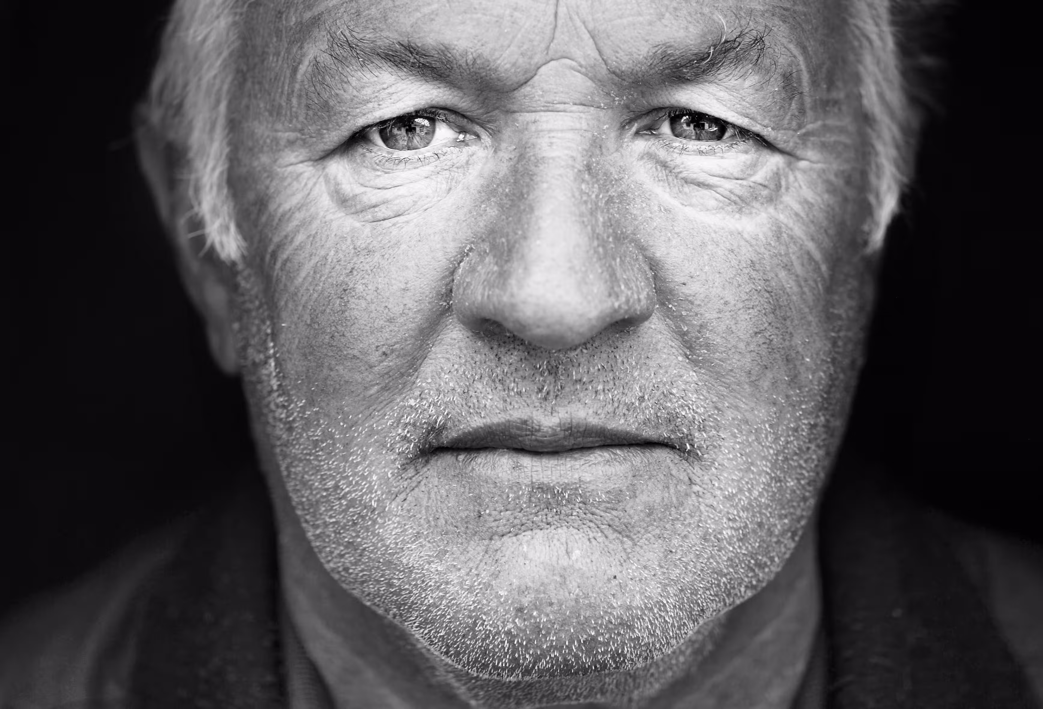 B/w portrait, using a specially made mobile light box sitting on the person's shoulders